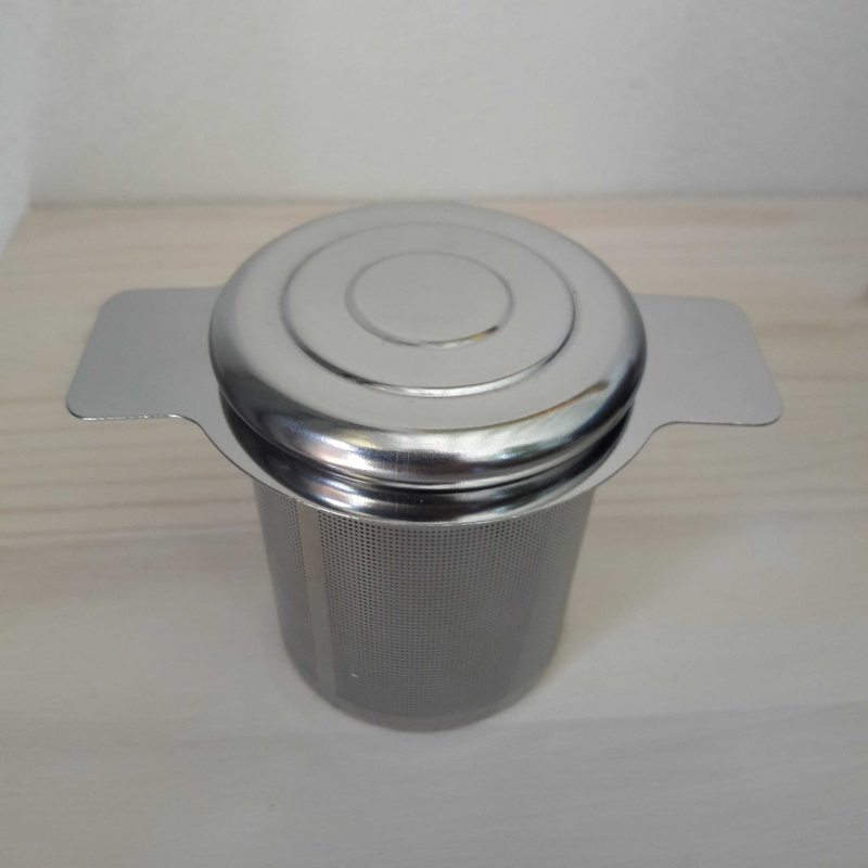Filtre à thé en inox avec couvercle, à placer directement dans le mug !